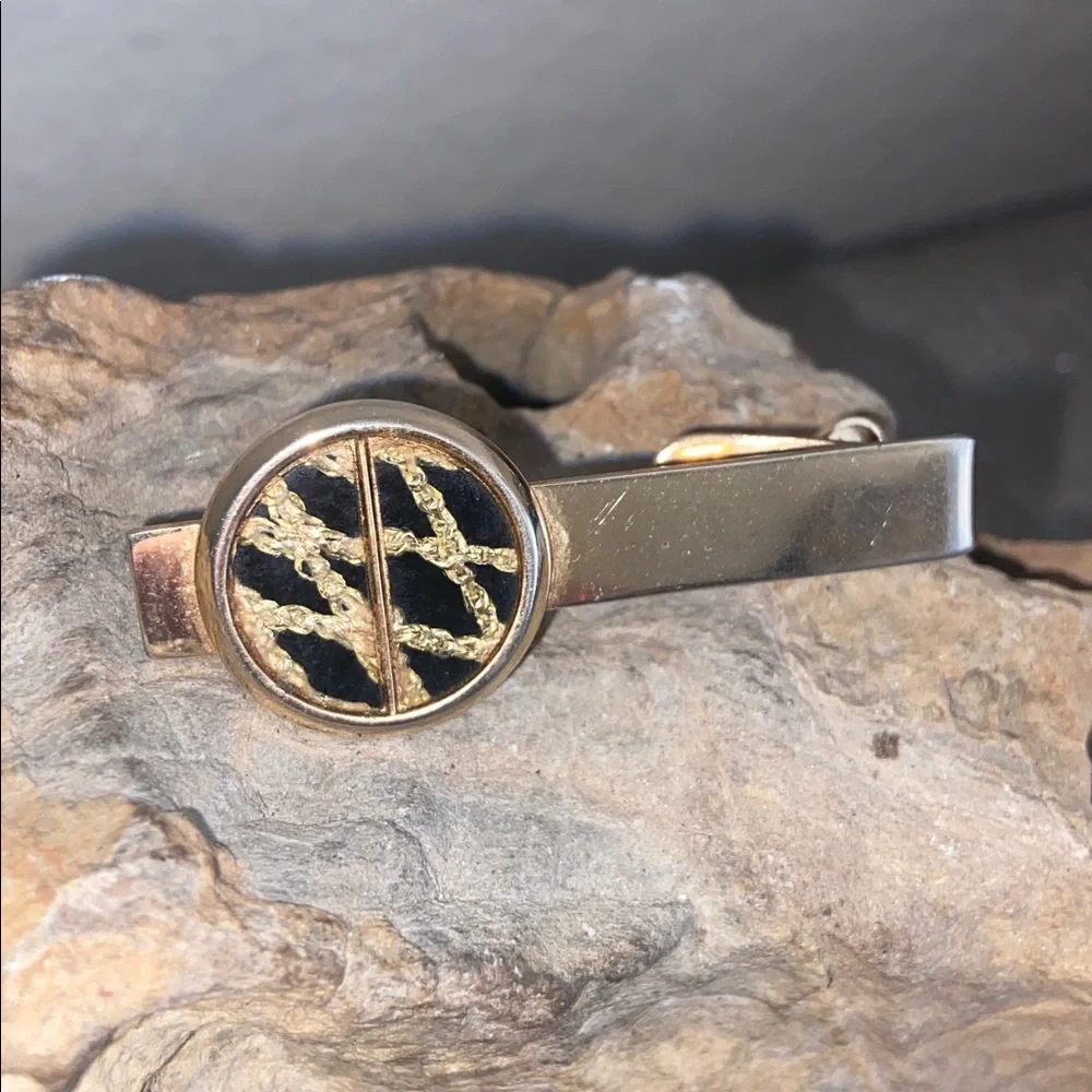 5/$10❤️❤️❤️Vintage SWANK Gold Tone and Black Tie Clip